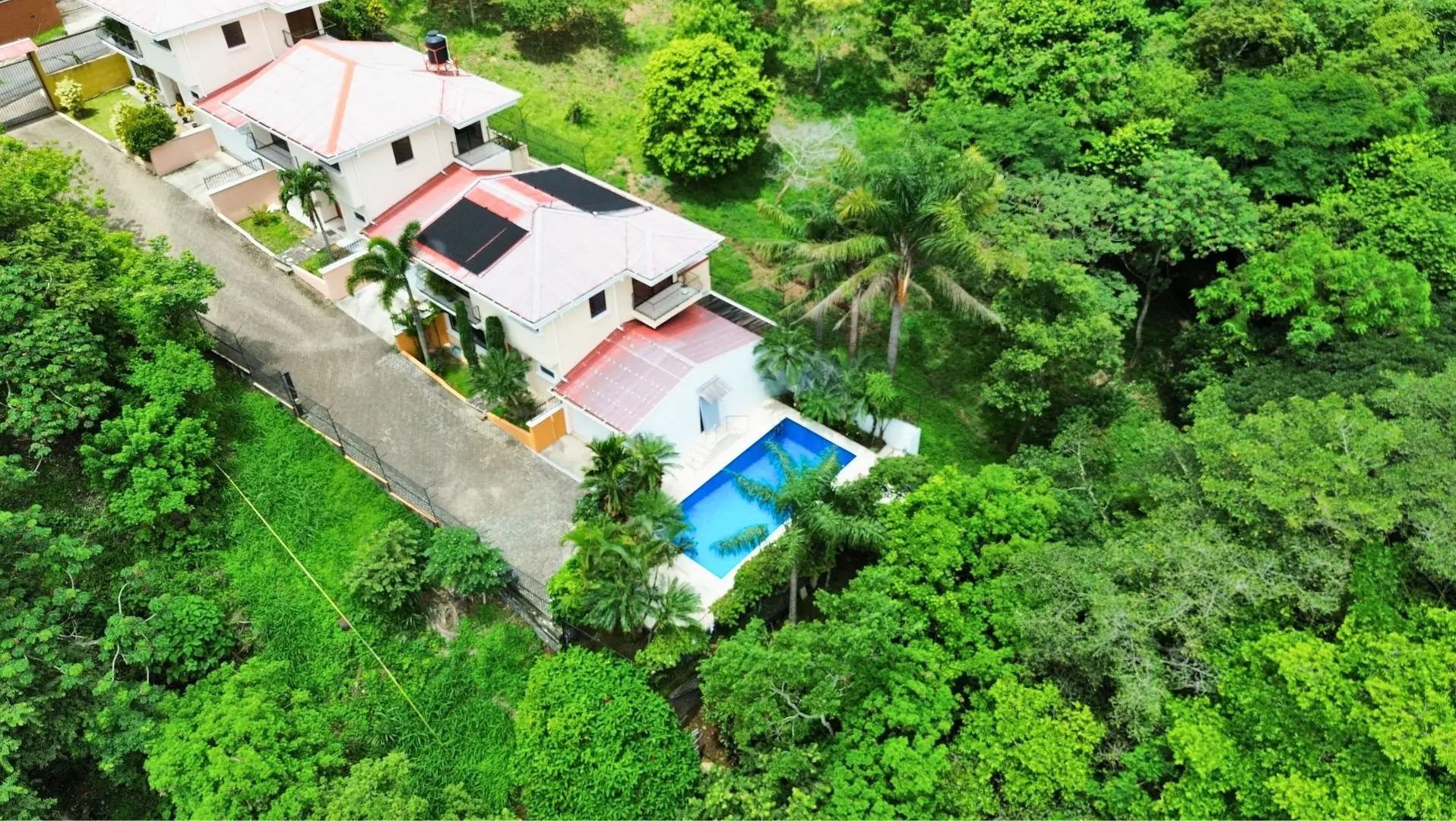 Elegant Two-Story Home with Pool and Panoramic Views in Las Cumbres, Brasil de Mora - image 6