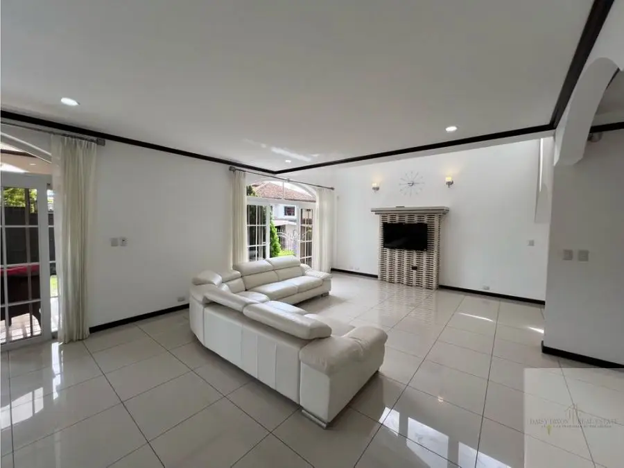 Exquisite Modern 4-BR Luxury Home in Curridabat with Mountain Views - image 7