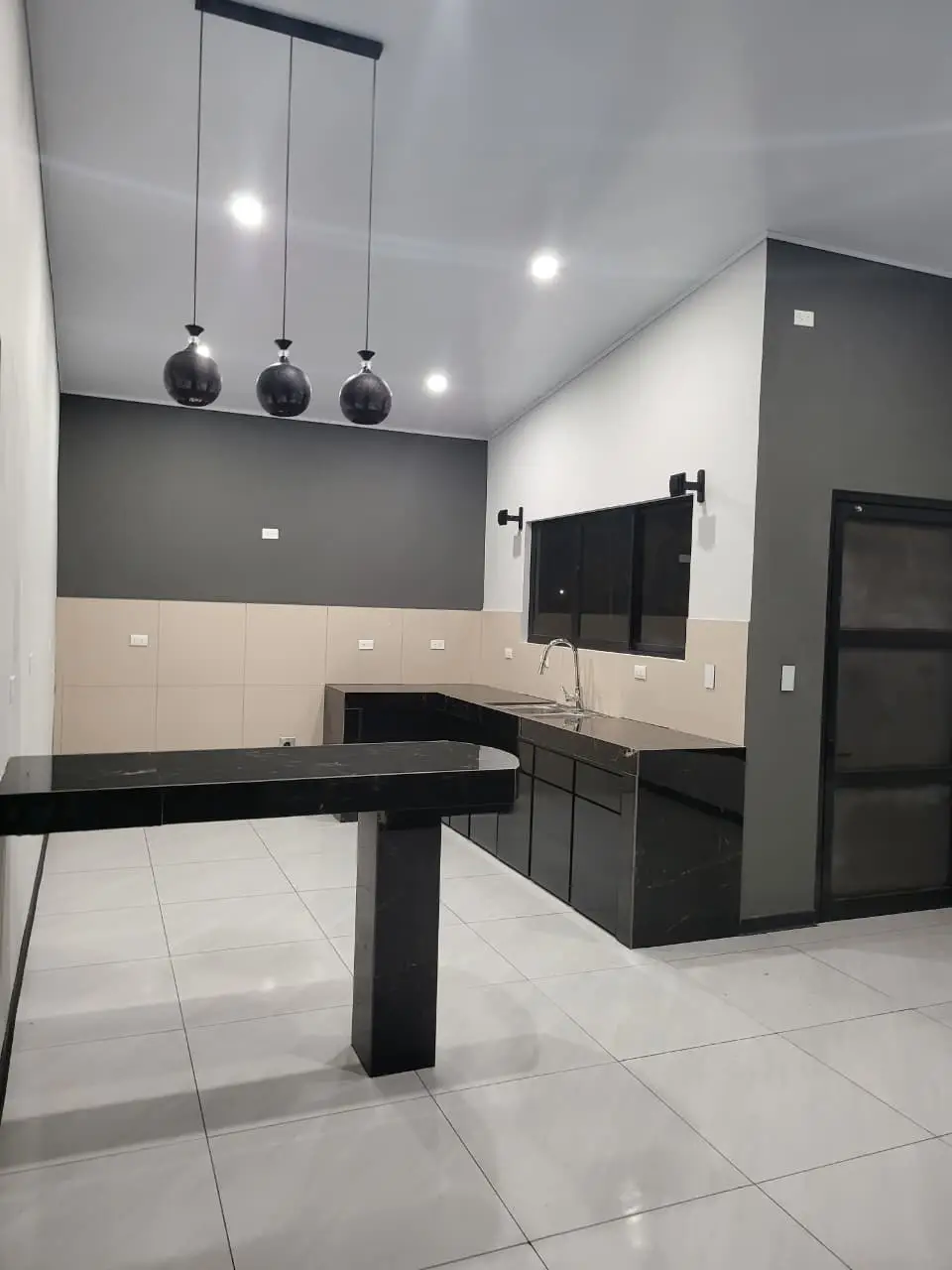Amplia propiedad en Grecia con dos casas independientes, ideal para familia y renta - image 14