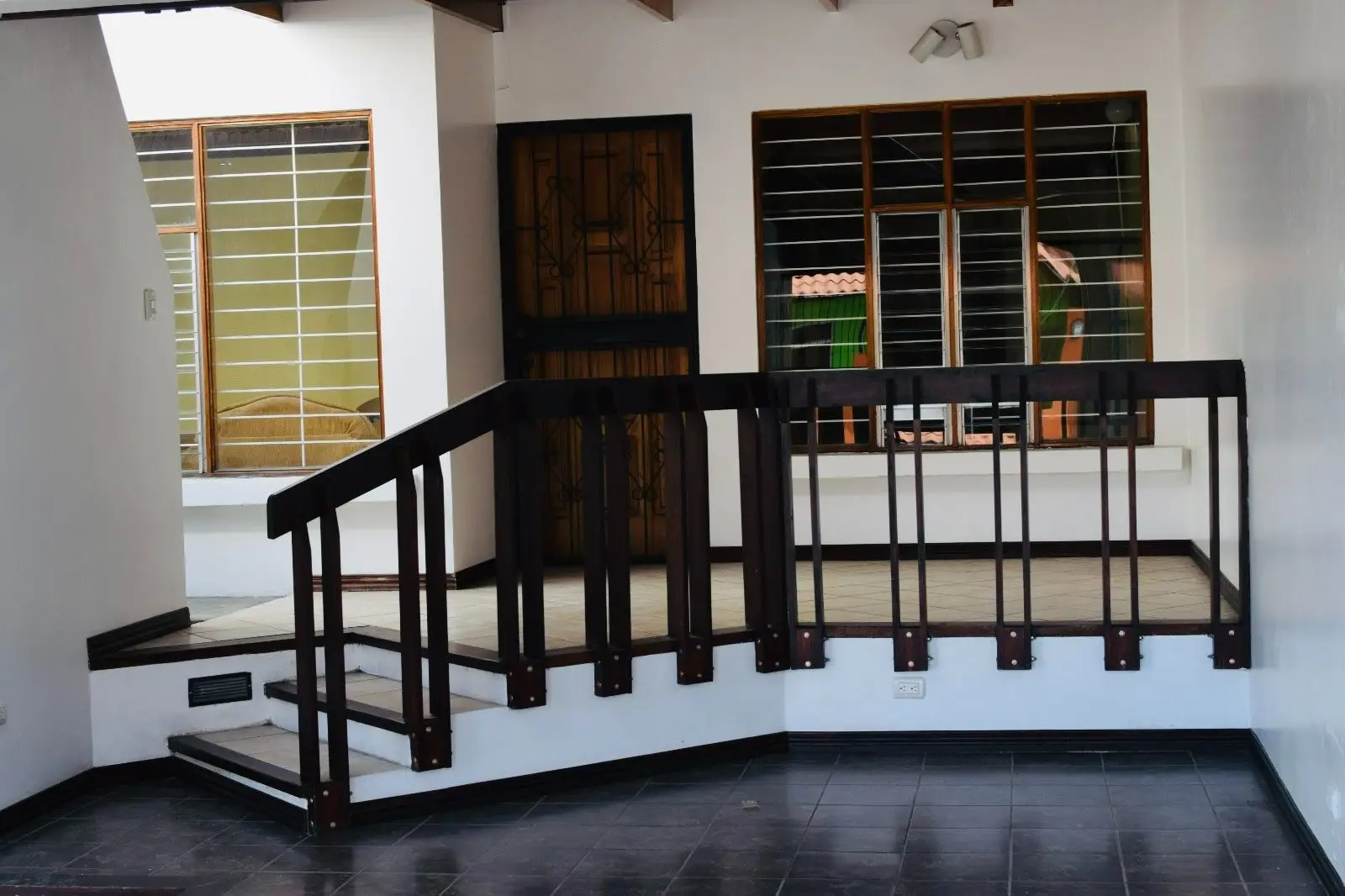 Home for sale in Cartago near the Courthouse - image 5