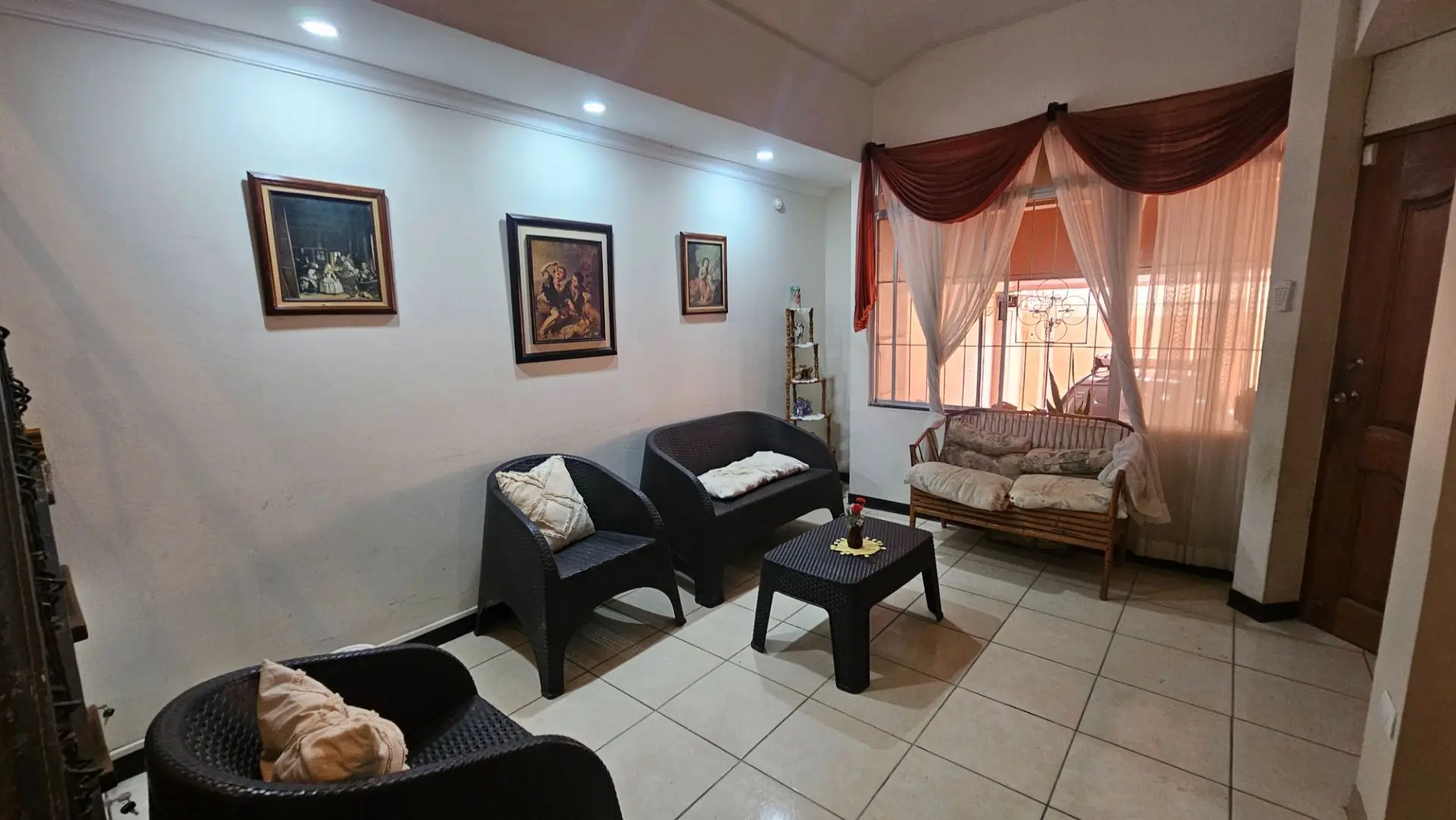 Spacious 6-Bedroom Family Home in Residencial Saint Clare, Moravia - image 6
