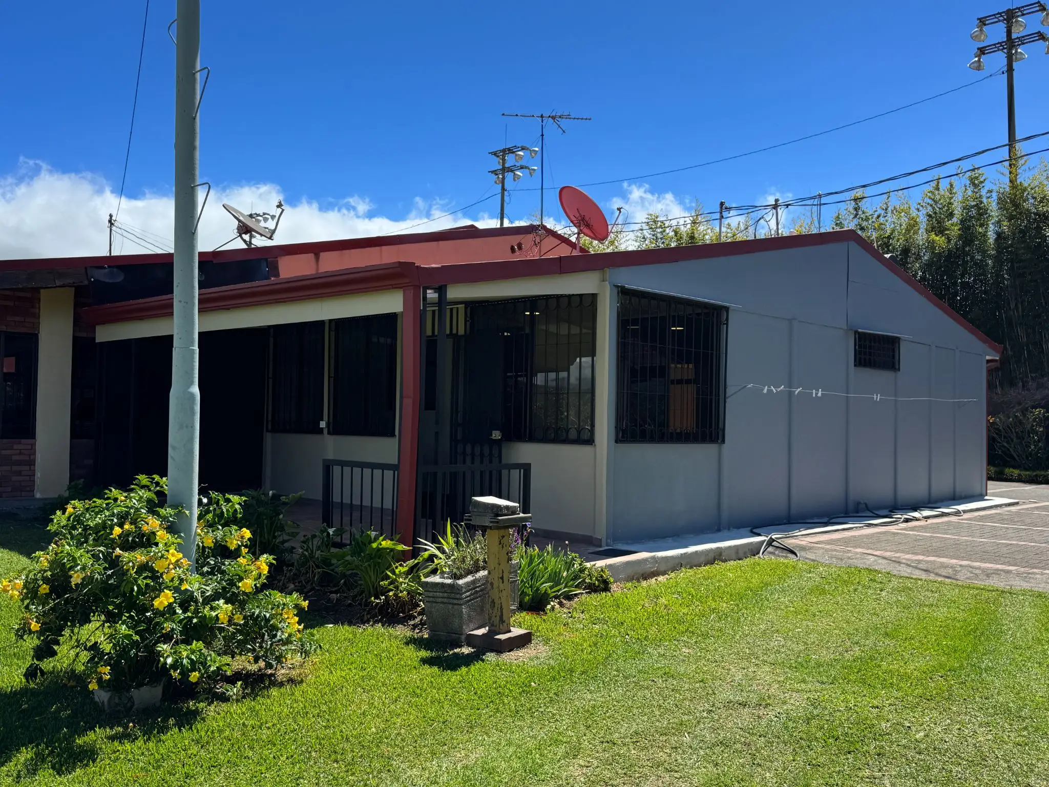 Rent / Versatile Residence with Expansive Grounds and Mountain Views - image 7