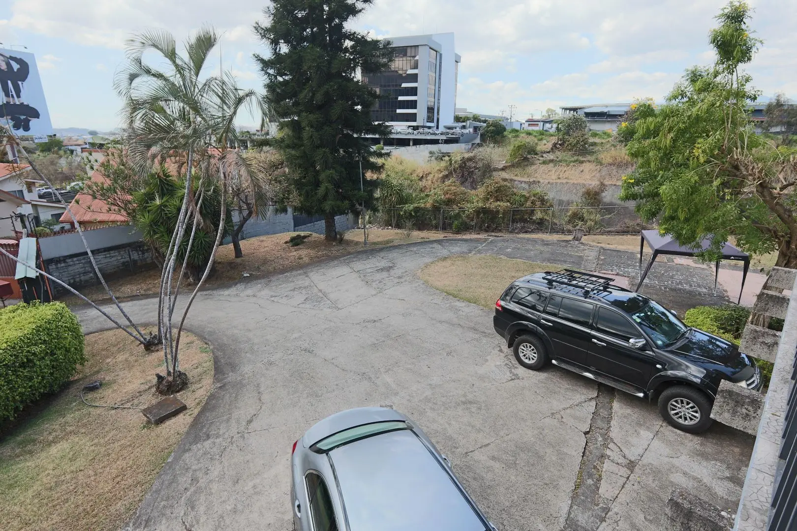 Versatile 10-Bed Commercial/Residential Rental in Prime San José Metropolitan Area - image 2