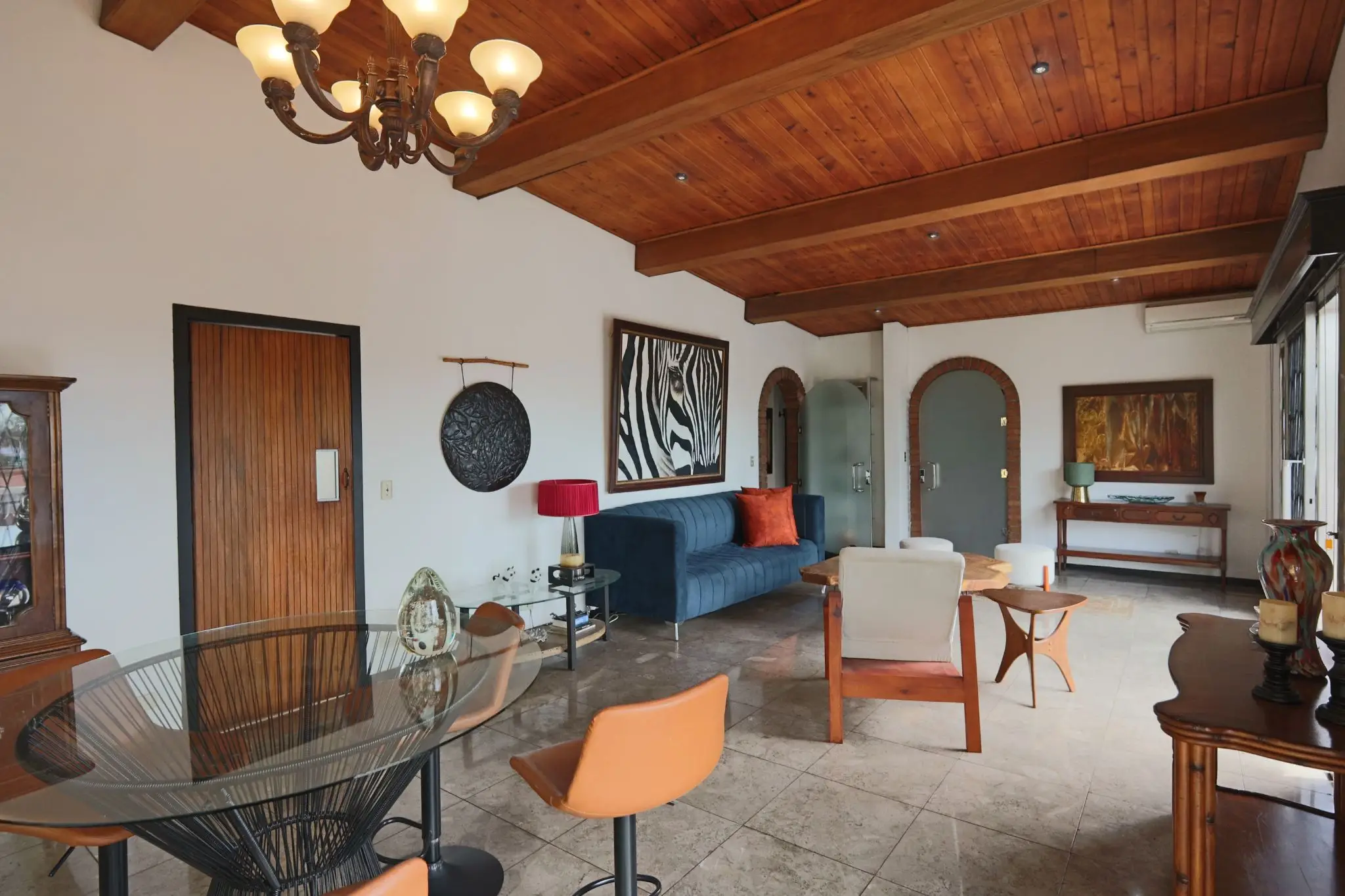 Versatile 10-Bed Commercial/Residential Rental in Prime San José Metropolitan Area - image 6