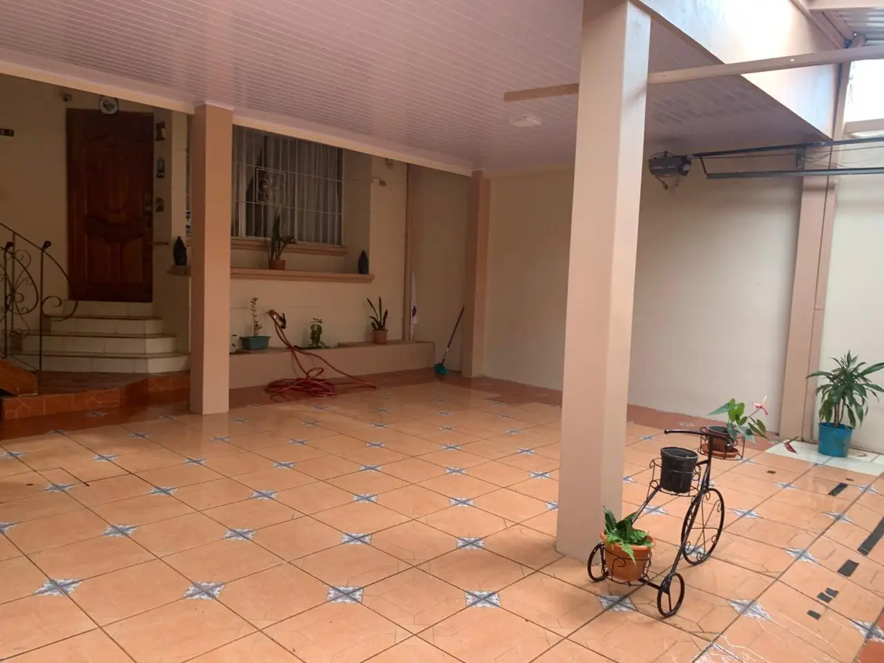 Spacious 6-Bedroom Family Home in Residencial Saint Clare, Moravia - image 4