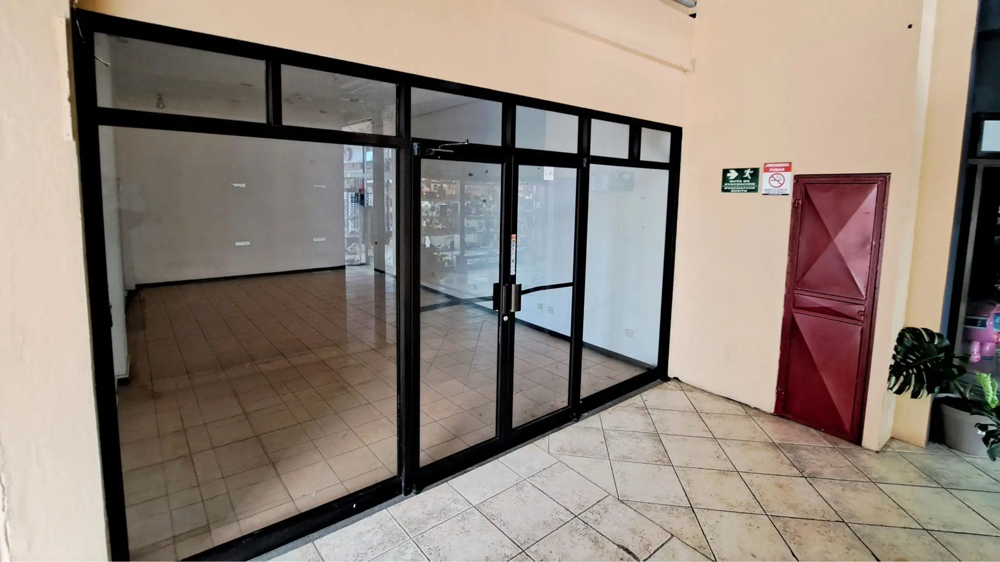 Versatile Office/Retail Space for Sale at Plaza Coral in Jacó - image 4