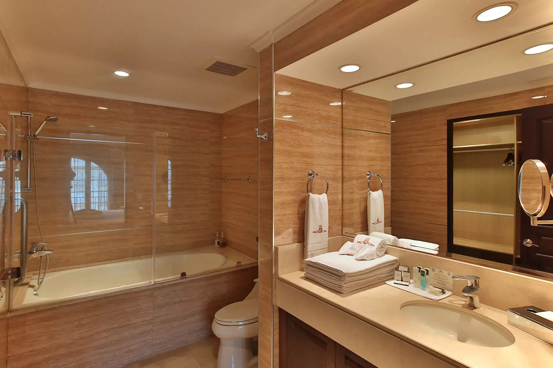 Luxury European 3 Bedroom Apartment in Laureles, Escazu - image 5