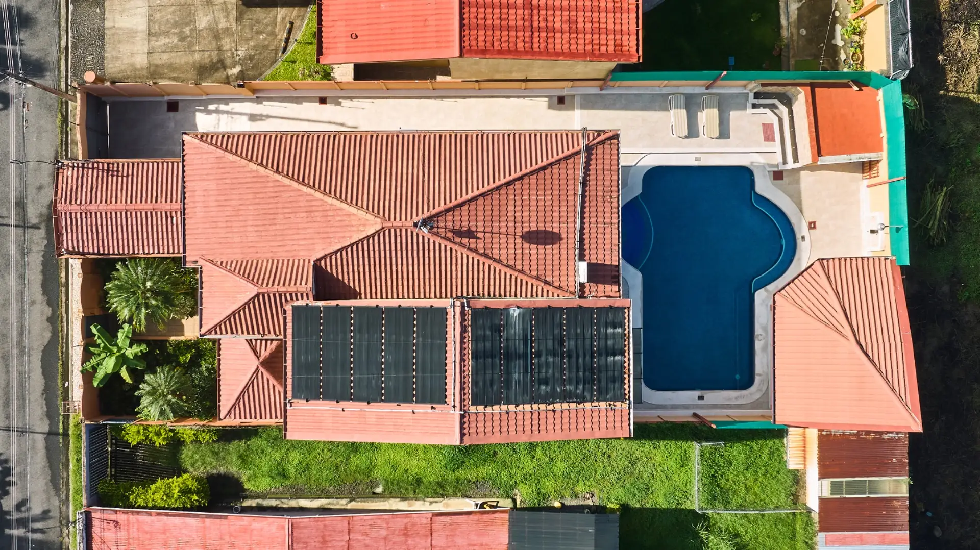EXCLUSIVE LUXURY HOME WITH SOLAR-HEATED POOL - image 6