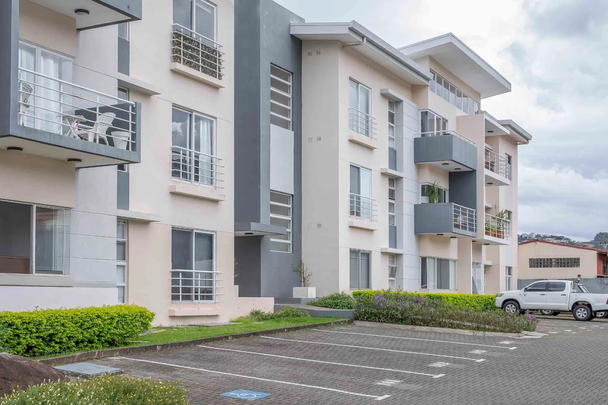 Contemporary 2-Bed Apartment in Santa Ana - image 15