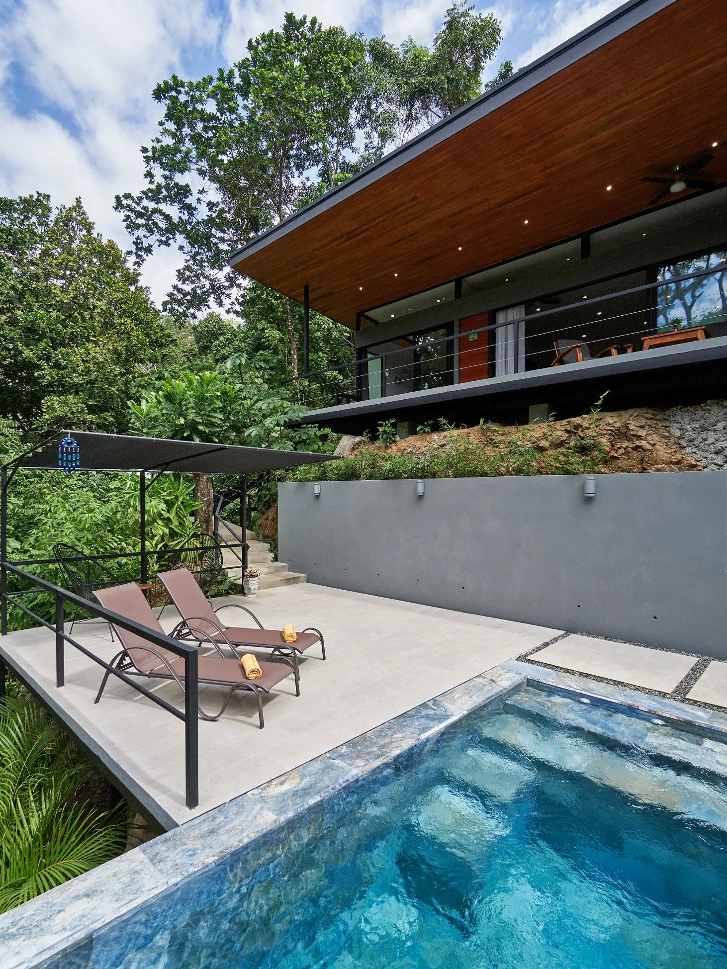 Tropical Villa in Santa Teresa, Steps from the Beach, with Additional Lot for Future Development - image 4