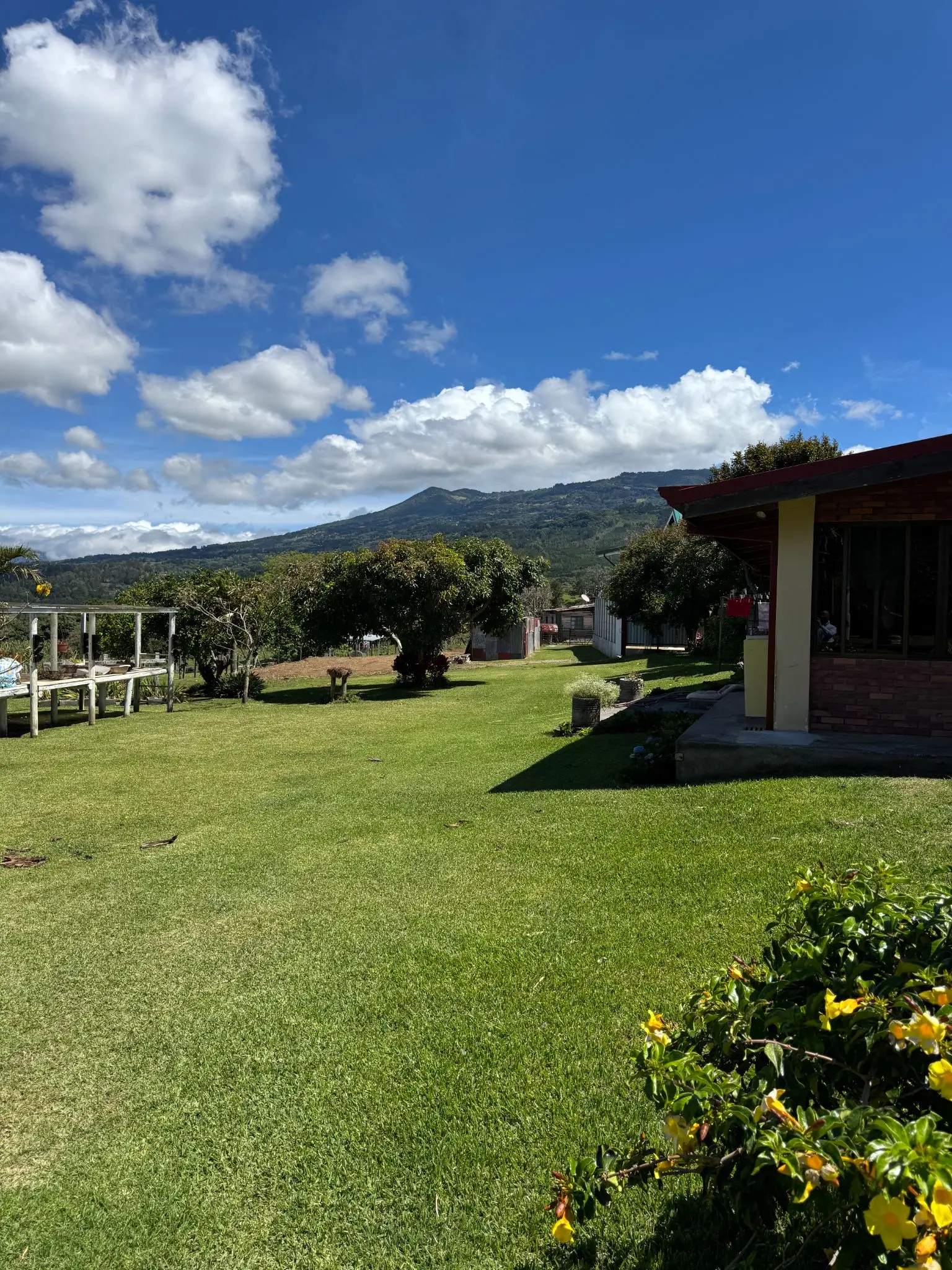 Rent / Versatile Residence with Expansive Grounds and Mountain Views - image 6