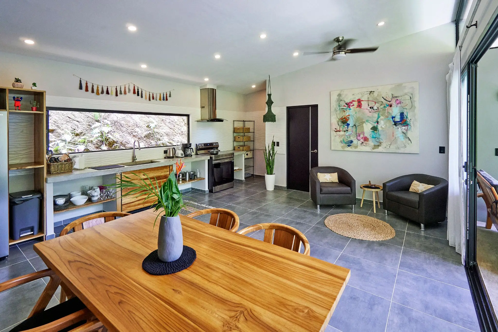 Tropical Villa in Santa Teresa, Steps from the Beach, with Additional Lot for Future Development - image 2