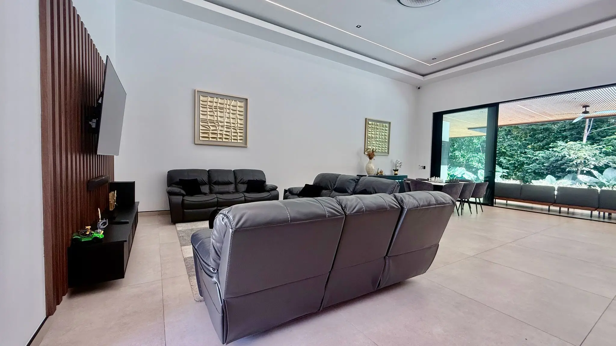 Ultra-Modern 4-Bed Luxury Villa with Pool in Herradura, Costa Rica - image 8