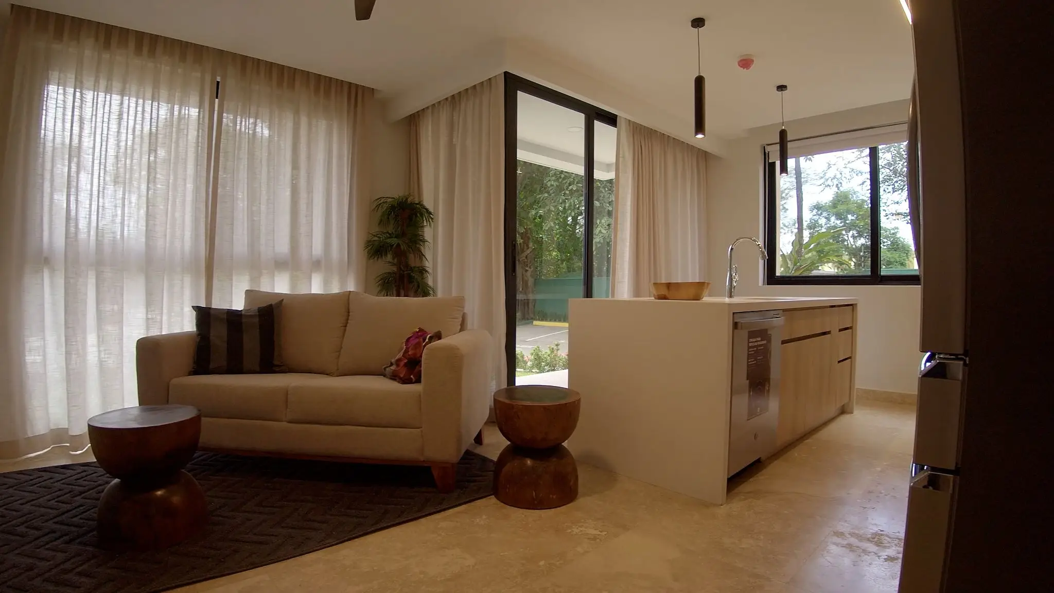 2-Bedroom Condo with Ocean & Mountain Views - image 15