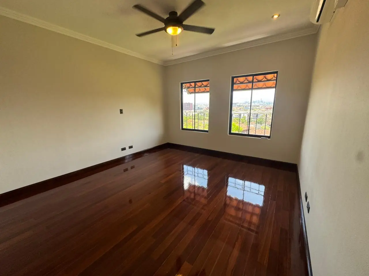 Residencia de Lujo con Vista a la Ciudad en Cerro Alto, Escazú - image 8