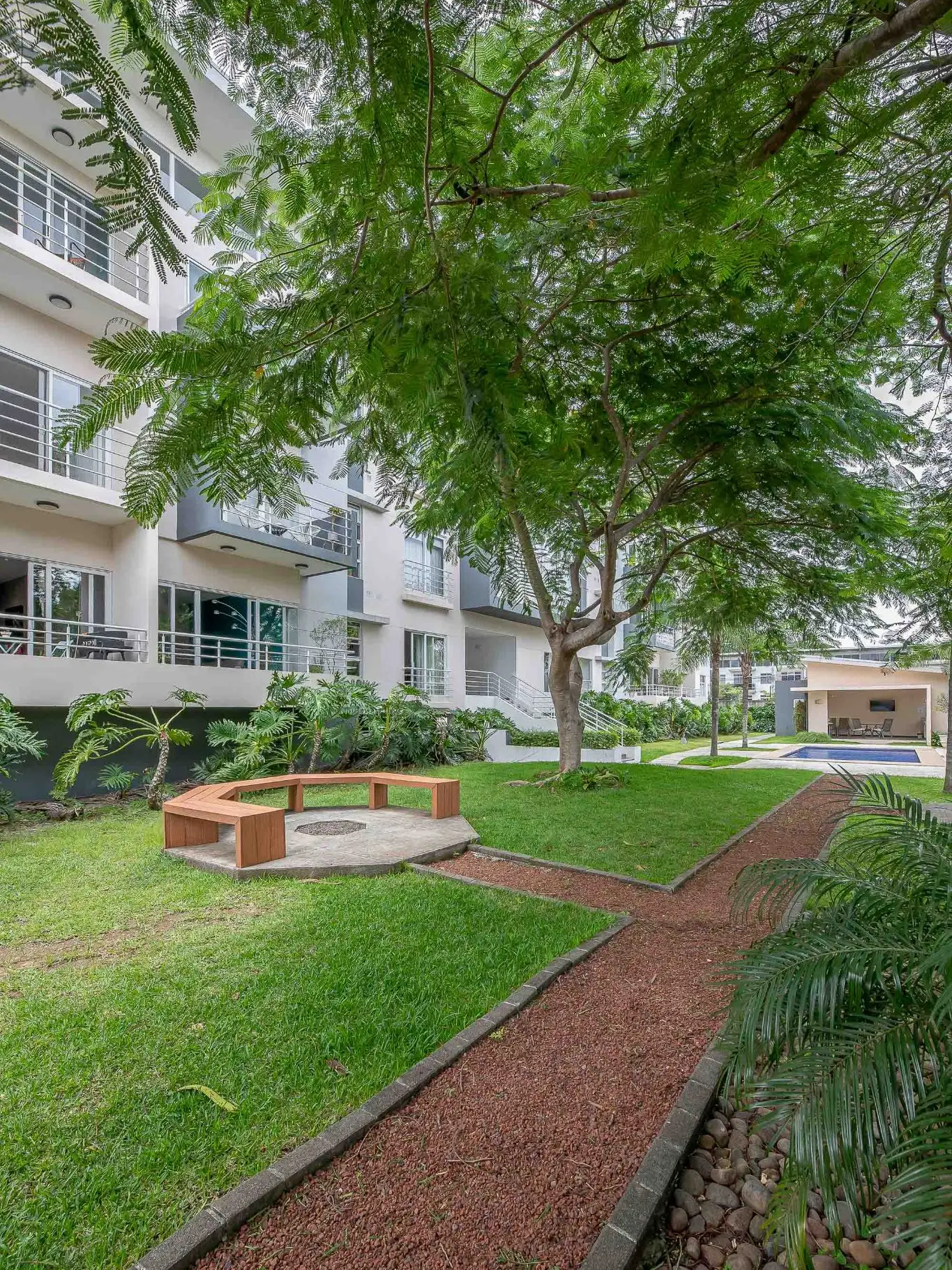 Contemporary 2-Bed Apartment in Santa Ana - image 8