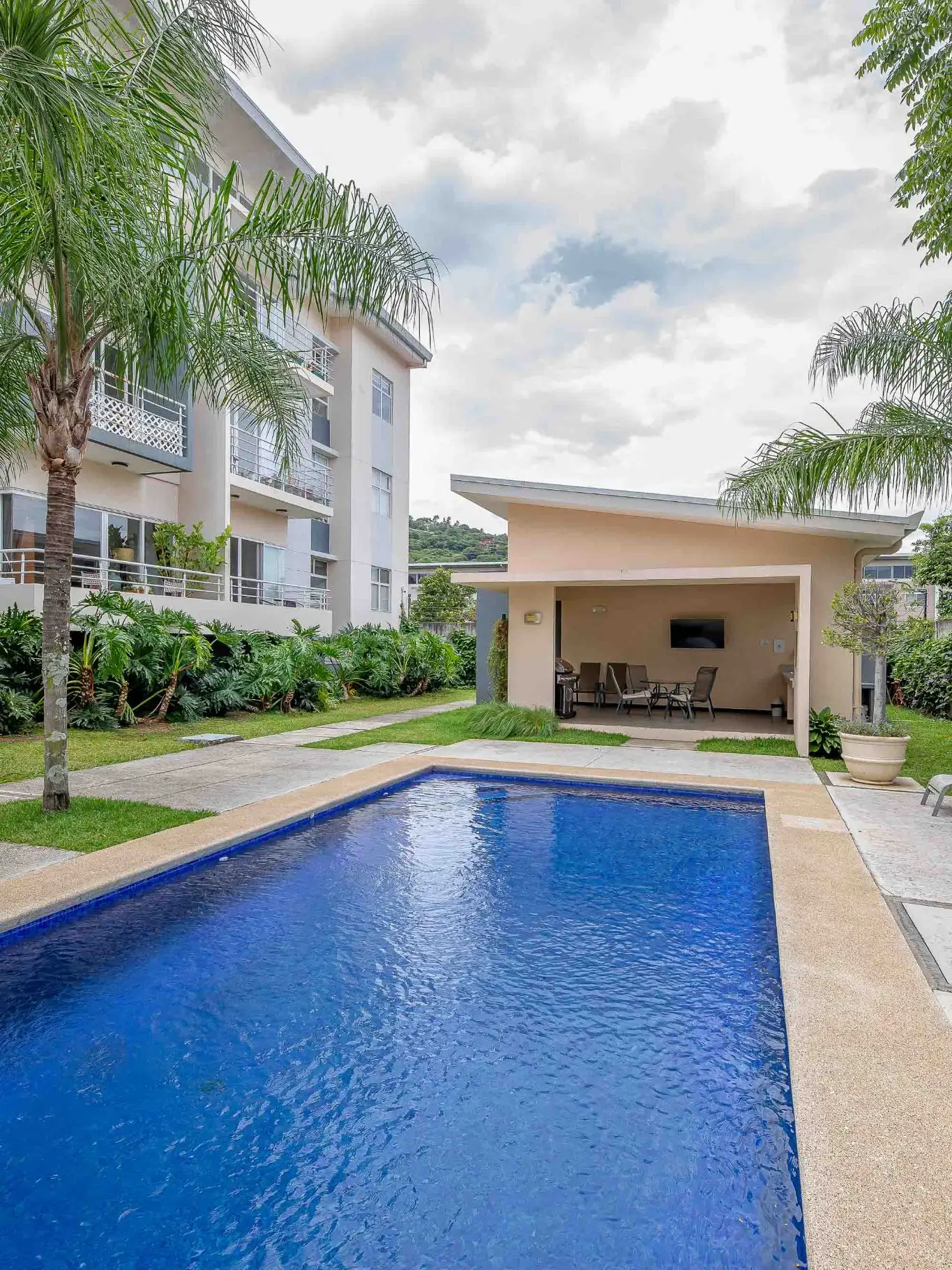 Contemporary 2-Bed Apartment in Santa Ana - image 2