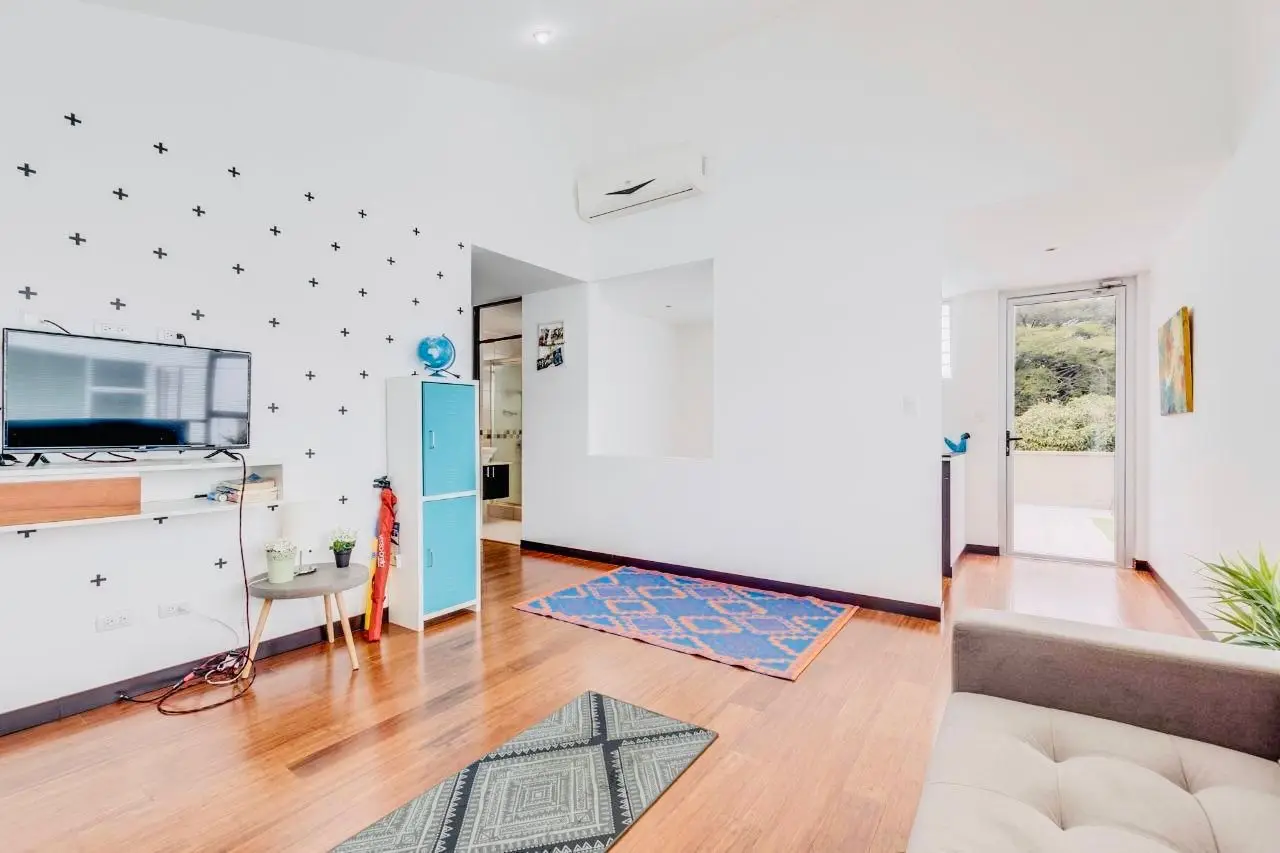 Contemporary house of three floors in prime location in Santa Ana - image 10