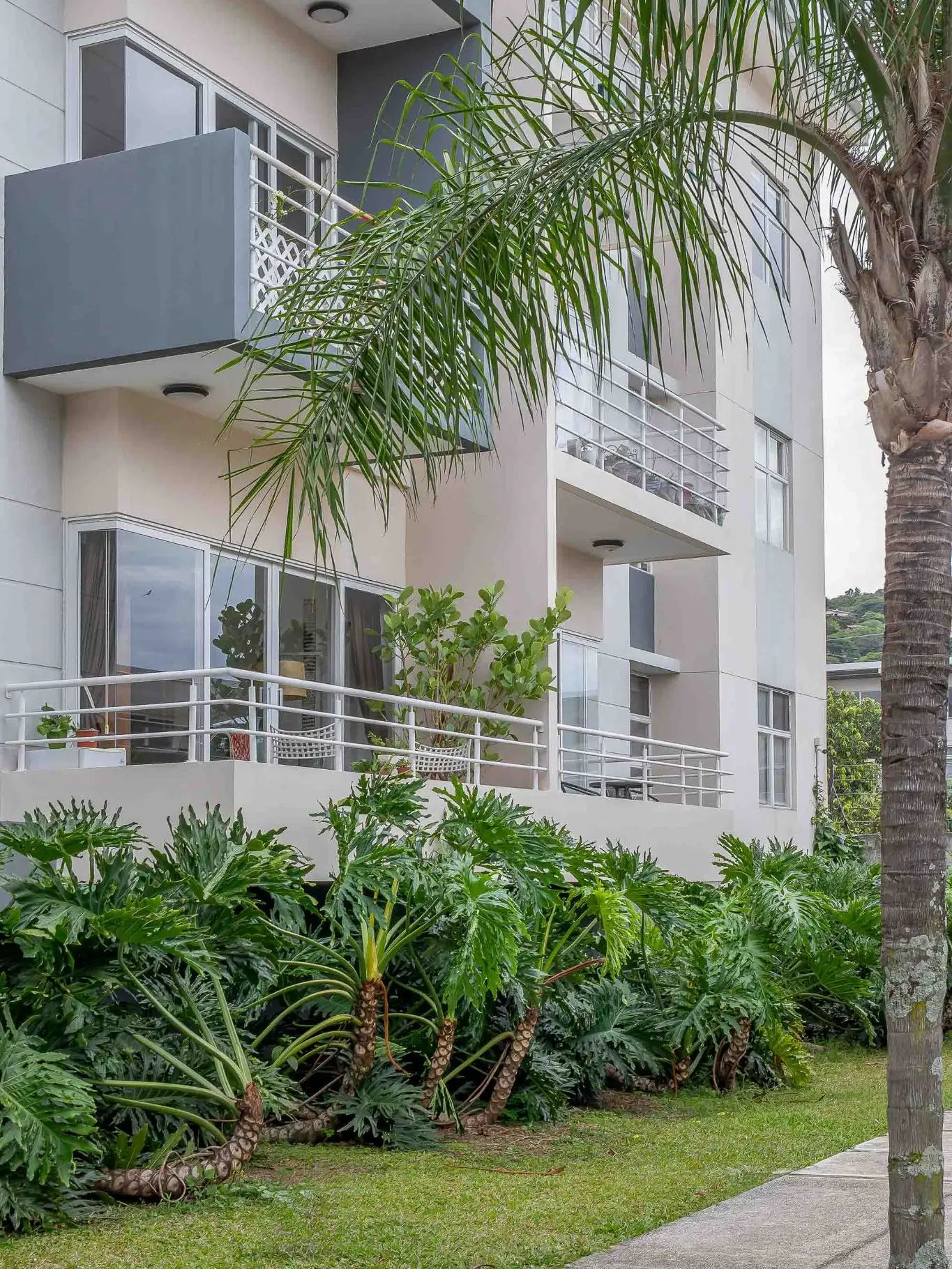 Contemporary 2-Bed Apartment in Santa Ana - image 14